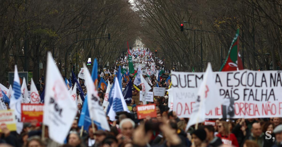 Mais de 150 mil pessoas protestam por melhores condições de trabalho para professores