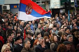 Na protestu v Kosovski Mitrovici več tisoč kosovskih Srbov