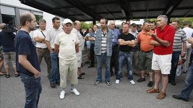Večini delavcev Konstruktorja kuverte s 100 evri