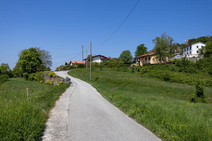Pot preko Vrhovelj in del vzpona do Korade poteka po cesti. | Foto: Matej Podgoršek