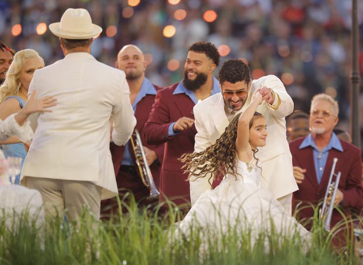 "Skupaj smo Amerika," je bilo osrednje sporočilo Bad Bunnyjevega nastopa.
 | Foto: Reuters