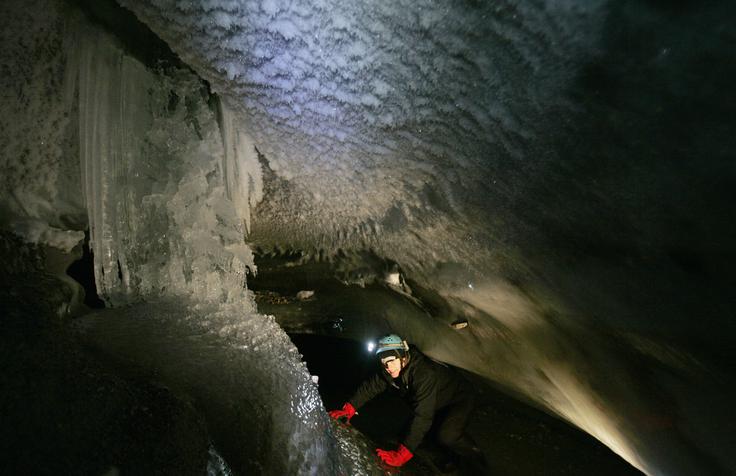Jama na dnu ledenika Longyearbyen, kjer led izginja rekordno hitro. | Foto: Reuters