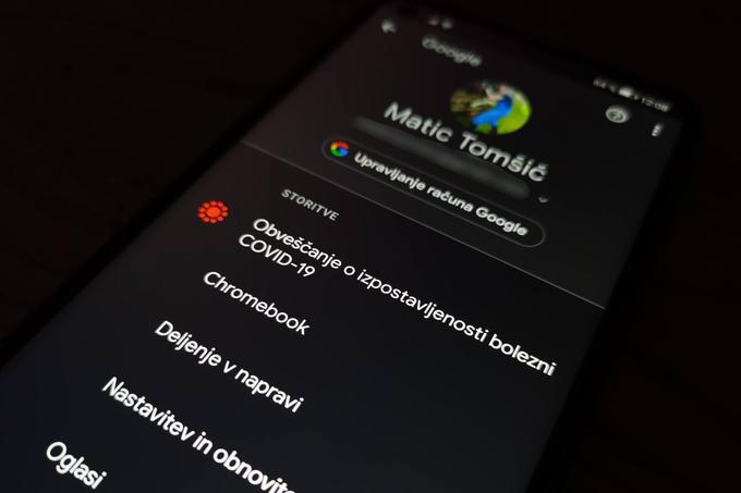 Novo funkcijo, ki je v zadnjih tednih poskrbela za marsikatero napačno domnevo, na pametnih telefonih z operacijskim sistemom Android najdemo v nastavitvah v meniju Google.  | Foto: Matic Tomšič
