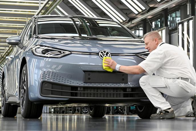 Volkswagen ID proizvodnja tovarna | Strokovnjaki iz inštituta DIW večjih odpuščanj ne napovedujejo, poudarjajo pa, da bodo brezposelni težje našli nove zaposlitve. | Foto Reuters