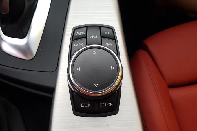 Nadzor z gumbi pod desno roko vozniku omogoči, da ConnectedDrive upravlja, ne da bi s pogledom zapustil optimalni položaj za volanom. Z glasovnimi ukazi tudi obe roki lahko ostaneta na volanu. Zaslon na dotik je sicer na voljo kot dodatna oprema pri določenih modelih vozil BMW. | Foto: Matic Tomšič