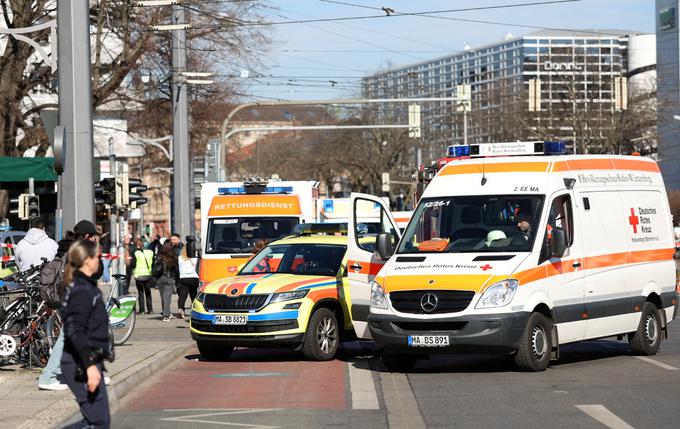 Na kraju so policisti in reševalci.  | Foto: Reuters