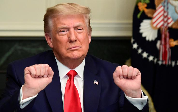 Omeniti je treba seveda tudi posledice trgovinske vojne ZDA s Kitajsko, katere glavni igralec je bil nekdanji predsednik ZDA Donald Trump. Eno zadnjih dejanj njegove administracije je bilo, da je na tako imenovani črni seznam podjetij, s katerimi ameriška ne smejo poslovati, uvrstil kitajsko družbo SMIC (Semiconductor Manufacturing International Corporation). Gre za največjega kitajskega proizvajalca čipov in enega največjih na svetu. Prekinitev sodelovanja ZDA s SMIC je med drugim velik udarec zadala družbam Broadcom, Qualcomm in Texas Instruments.  | Foto: Reuters