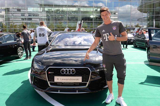 Audi RS7 za napadalca Roberta Lewandowskega. Avtomobil poganja štirilitrski motor V8 z močjo 560 "konjev". Moč se seveda prenaša na vsa štiri kolesa. | Foto: Audi