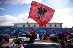 Sodba Thaciju sprožila proteste in ostre odzive na Kosovu