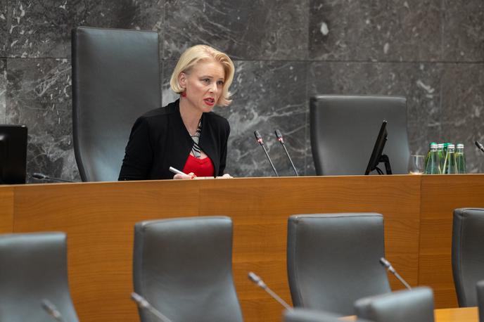 Urška Klakočar Zupančič | Predsednica DZ si želi, da bi vsakdo prebudil tisto zvedavost in pogum, ki sta že od prazgodovine del naše genetske zasnove. "Kajti skupnost, v kateri prevladujeta strah in sebičnost, zelo hitro postane gojišče diktatorjev." | Foto STA