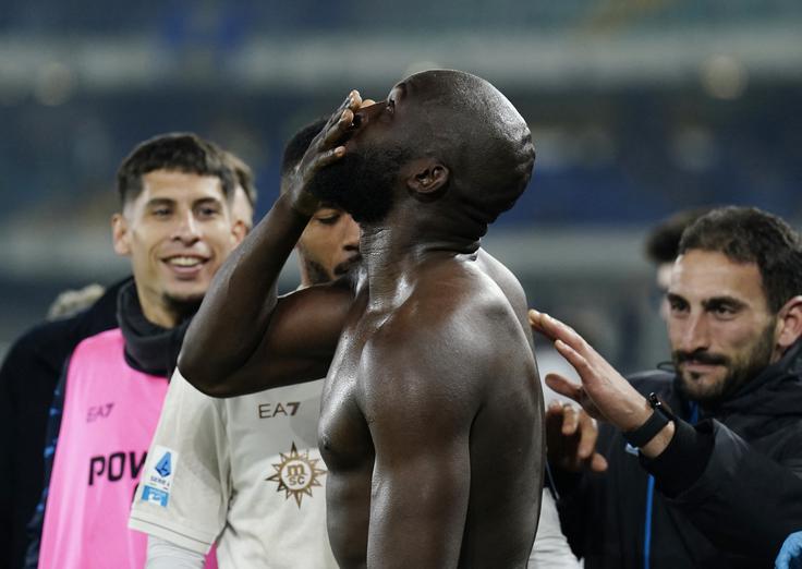 Romelu Lukaku je globo v sodnikovem dodatku zadel za zmago Napolija v Veroni. | Foto: Reuters