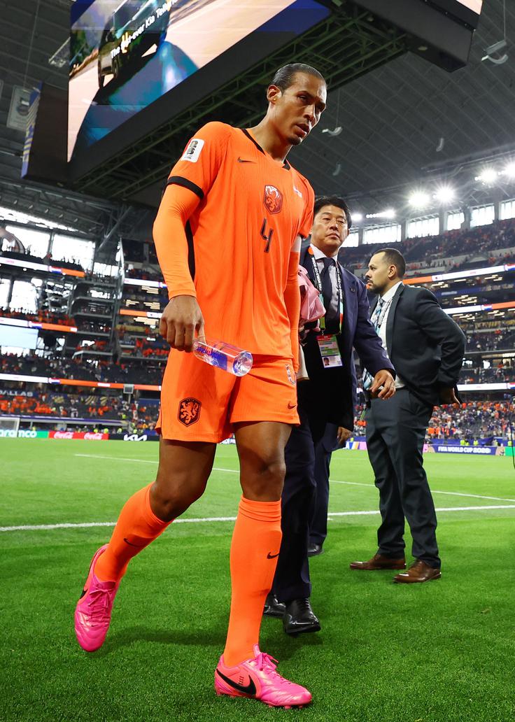 Virgil van Dijk v vlogi televizijskega gledalca med odmori za hidracijo igralcev ni pretirano užival. | Foto: Reuters