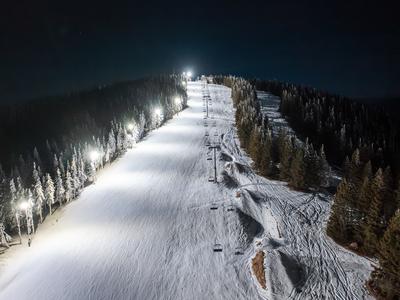 Med nočno smuko moški padel v nezavest