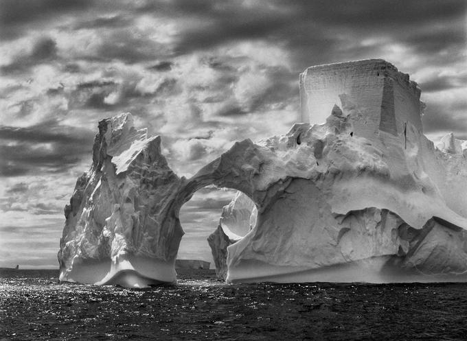 Ledena gora med otokom Paulet in Južnimi Shetlandskimi otoki v Weddllovem morju (lokacija: Antarktični polotok, 2005) ©Sebastião Salgado, Amazonas Images.
 | Foto: 