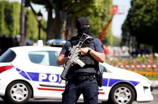 Pariz: z avtom zapeljal v restavracijo. En mrtev, več ranjenih.