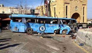 Chelseajev avtobus zgrmel v brezno, poškodovanih ni (video)