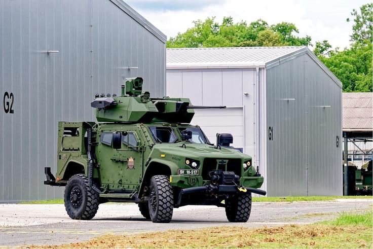 Daljinsko vodena oborožitvena postaja Mangart 25 integrirana na JLTV 4x4 | Foto: STA