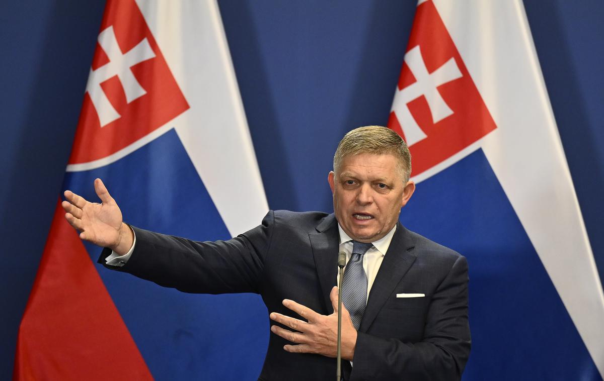 Robert Fico | Na današnjo sejo je Fico po navedbah slovaških medijev prišel skozi stranska vrata, da bi se izognil novinarjem. | Foto Guliverimage