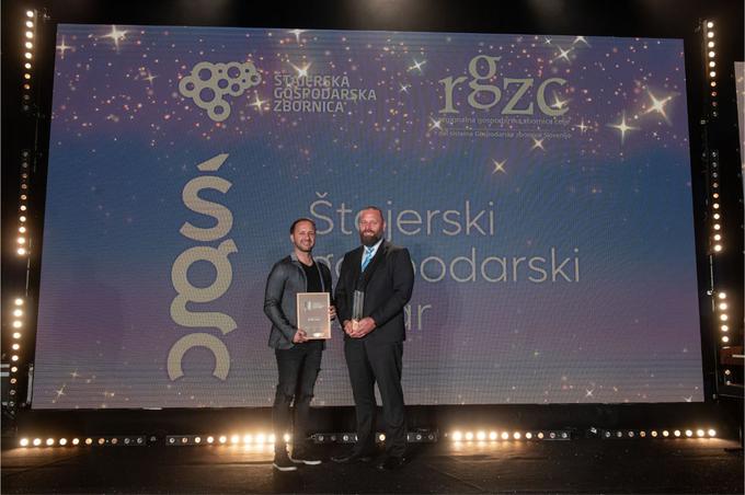 Ustanovitelj podjetja Intera Davorin Gabrovec in direktor Peter Ladič ob prejemu nagrade Štajerski
zaposlovalec 2022. | Foto: Intera