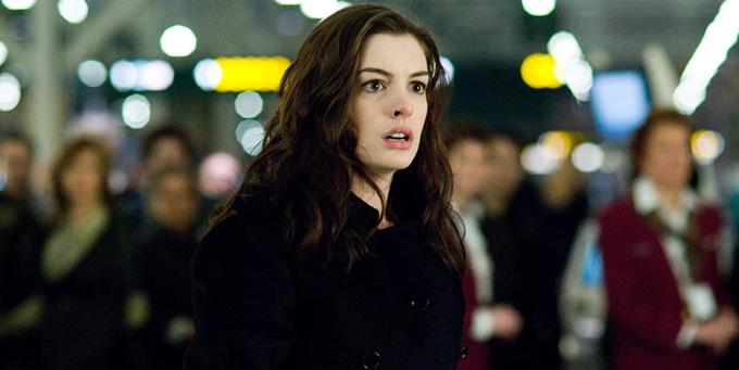 Anne Hathaway v prizoru iz filma Potniki (Passengers) | Foto: 