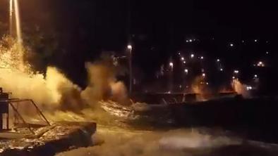 Istro in Kvarner zajelo hudo neurje, morje poplavljalo tudi v Sloveniji (video)