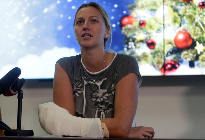 Petro Kvitovo je v njenem domu z nožem napadel vlomilec in ji poškodoval levo roko. | Foto: Reuters