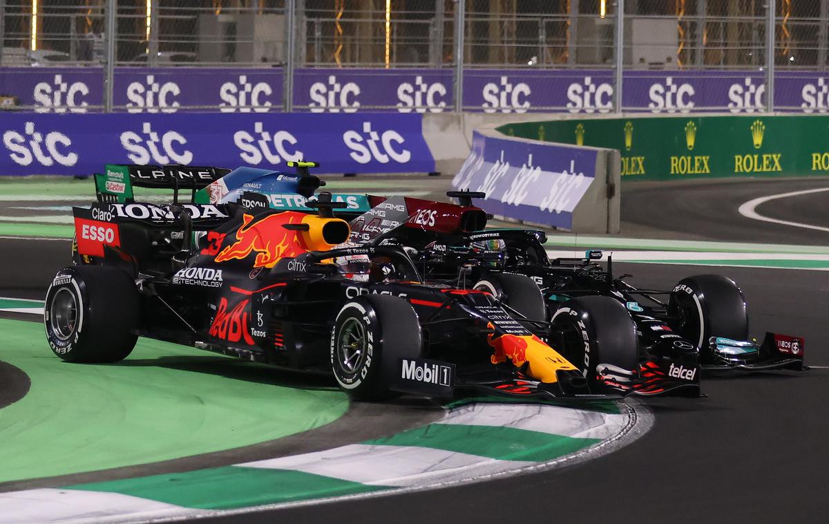Verstappen Hamilton | Verstappen je dirkal na nož, kar se mu je na koncu maščevalo. | Foto Reuters
