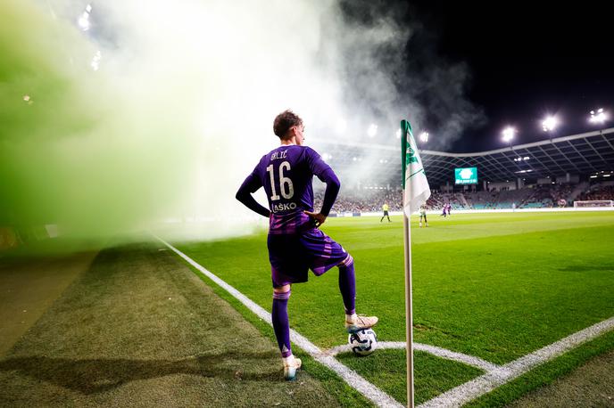 Olimpija - Maribor | Olimpija je na zadnjem večnem derbiju ostala brez točk, zaradi nešportnega in neprimernega vedenja navijačev pa jo je doletela še visoka kazen. | Foto Aleš Fevžer