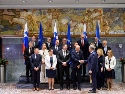 Vlada z zakonskim predlogom v ukinitev uradniškega sveta