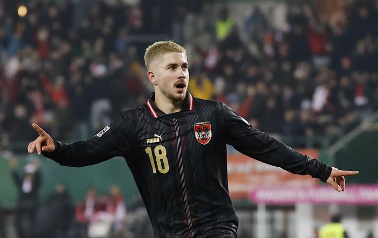 Romano Schmid je v 27. minuti premagal Jana Oblaka. Kot edini v avstrijski reprezentanci. | Foto: Reuters