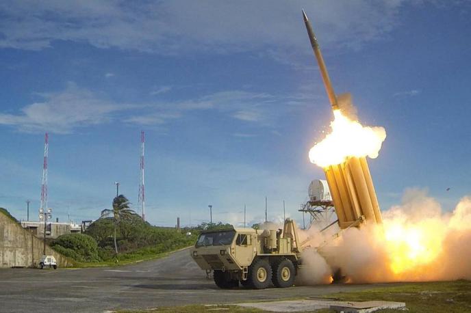 Sistem Thaad | Thaad je sistem, ki uničuje balistične rakete na visokih višinah, ko so te v končni oziroma terminalni fazi letenja. Prestrezna raketa Thaad uniči balistične rakete s kinetično energijo, tj. s tem, da trči vanjo. Na fotografiji: izstrelitev prestrezne rakete Thaad. | Foto Guliverimage