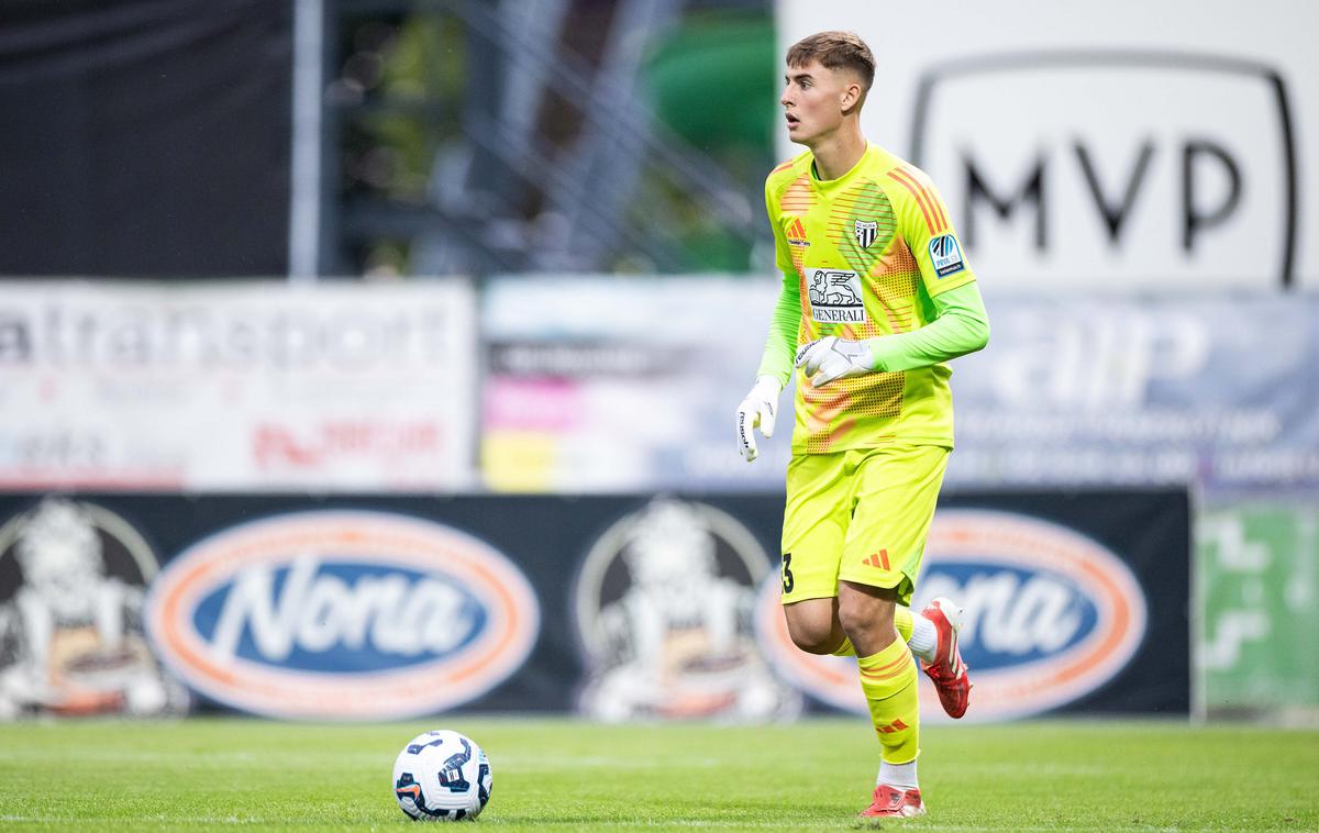 Aljaž Strajnar Mura | 18-letni Aljaž Strajnar po desetih tekmah v prvi slovenski ligi odhaja v Italijo. | Foto Jure Banfi