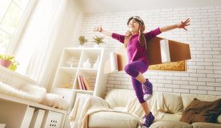 Otrok se doma največkrat poškoduje ob padcu s pohištva. Kako to preprečiti?