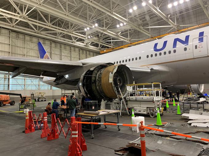 Letalu boeing 777 prevoznika United Airlines z 231 potniki in desetimi člani posadke je v zraku razneslo motor. Delci motorja so padli na naseljeno območje v bližini Denverja. | Foto: Reuters