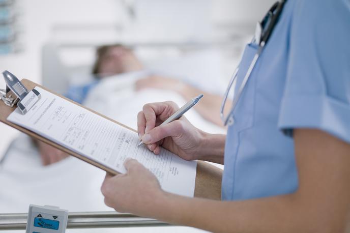 Medicinska sestra | Srednje medicinske sestre trdijo, da ne bodo več smele opravljati dela, ki so ga pred uveljavitvijo dokumenta o kompetencah lahko nemoteno opravljale. | Foto Getty Images