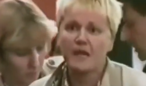 Obupano mamo mrtvega vojaka pred kamero uspavali z injekcijo #video