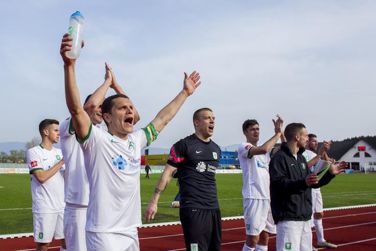 Nogometaši Olimpije so po novi odlični partiji po tekmi pozdravili tudi svoje navijače, ki so jih prišli vzpodbujati v dolenjsko prestolnico. | Foto: 
