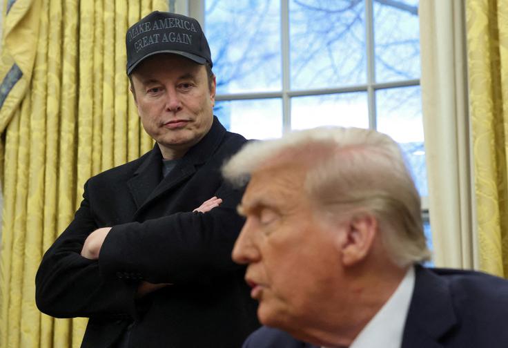 Na družbenih omrežjih se v krogih kritikov Donalda Trumpa in Elona Muska zadnji mesec pojavljajo pozivi za naslavljanje Elona Muska s predsednikom, saj naj bi to lahko začelo motiti Trumpa in vneslo razkol med tesna politična zaveznika. Za zdaj se sicer zdi, da tovrstni komentarji nimajo nobenega vpliva na razmerje med Trumpom in Muskom.  | Foto: Reuters