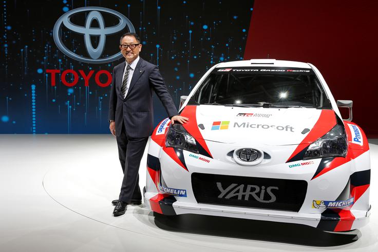 Predsednik Toyote, 60-letni Akio Toyoda, je osebno podprl vrnitev japonske znamke v svetovno prvenstvo v reliju. Toyoda je dirkalnik yaris WRC razkril v Parizu. | Foto: Reuters