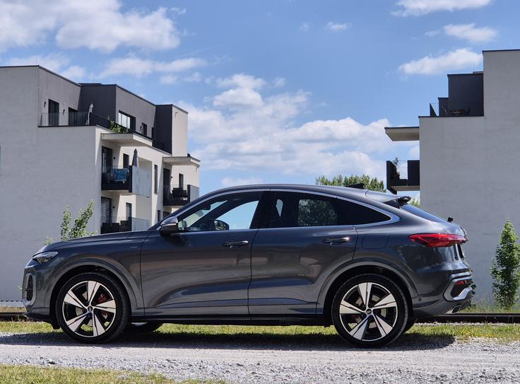 Na gumah 255/40 R21 je podvozje s prilagodljivim zračnim vzmetenjem dvignjeno od 193 do 253 milimetrov od tal.
 | Foto: Aleš Črnivec