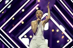 Evrovizijski incident: 'padalec' na odru med nastopom Britanke #foto