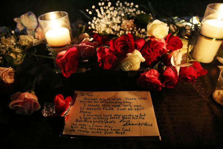 Žalujoči so prinašali cvetje, plišaste igrače in sporočila. | Foto: Reuters