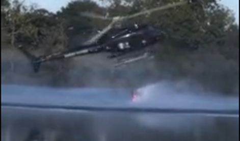 Helikopter med akcijo gašenja gozdnega požara strmoglavil v jezero #video