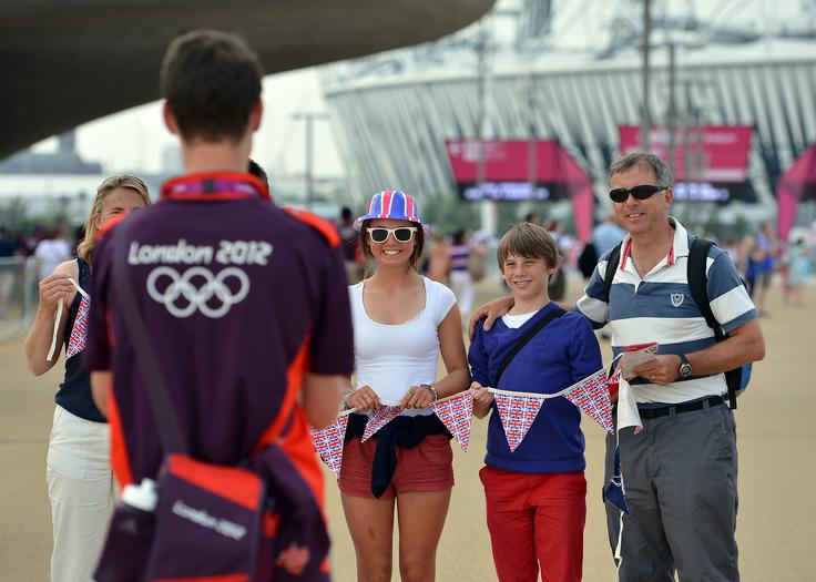 Zanimanje lokalnega prebivalstva za delo prostovoljcev na olimpijskih igrah je najboljše sporočilo iger. Kaže, da domačini dihajo z njimi. | Foto: Getty Images