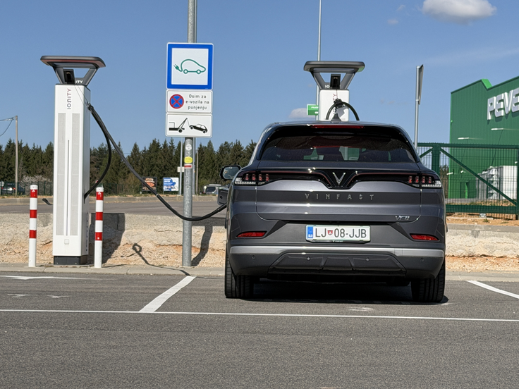 Pot smo opravili z električnim avtomobilom vinfast VF8, ki ima na avtocesti realno dobrih 300 kilometrov dosega. | Foto: Gregor Pavšič