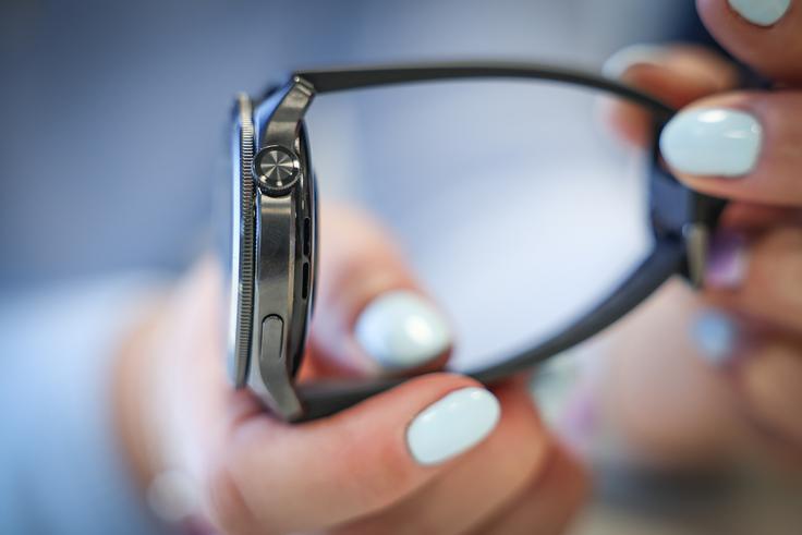 Gumba na desni strani pametnega telefona Xiaomi Watch S4 | Foto: Ana Kovač