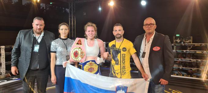 Madžarka Timea Belik proti najmlajši svetovni prvakinji v zgodovini profesionalnega boksa ni imela prav veliko možnosti. | Foto: ŠC Gepard