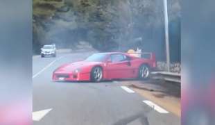 Poglejte si posnetek, neverjetno – v nekaj dneh že drugi razbiti ferrari F40 #video