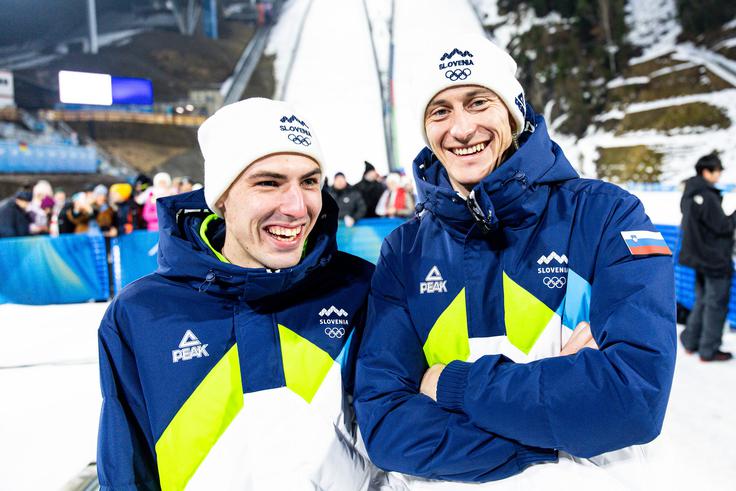 Zlate medalje sta bila vesela tudi Timi Zajc in Peter Prevc. | Foto: Aleš Fevžer