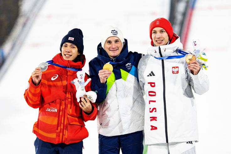 Domen Prevc v družbi srebrnega Rena Nikaida in bronastega Kacperja Tomasiaka. | Foto: Aleš Fevžer